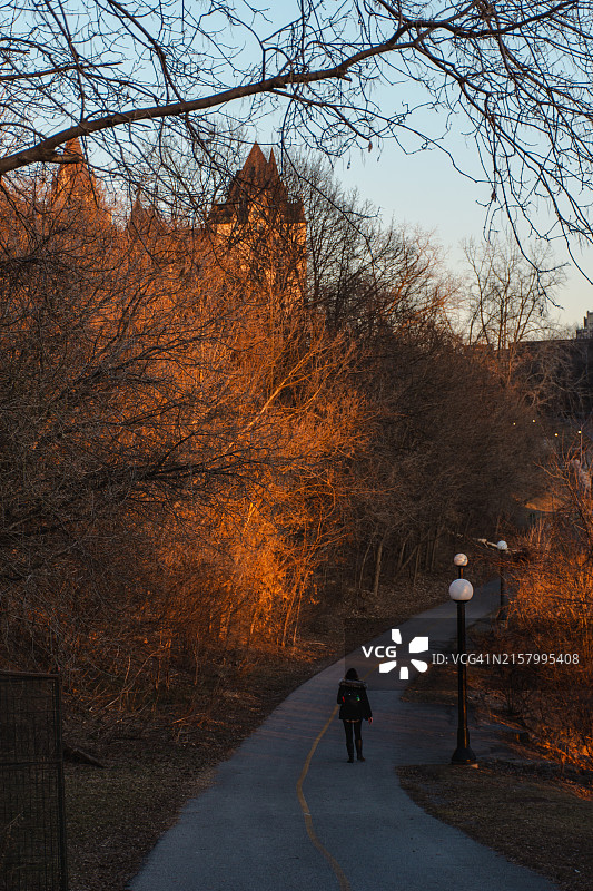 在渥太华少校山公园的女人图片素材