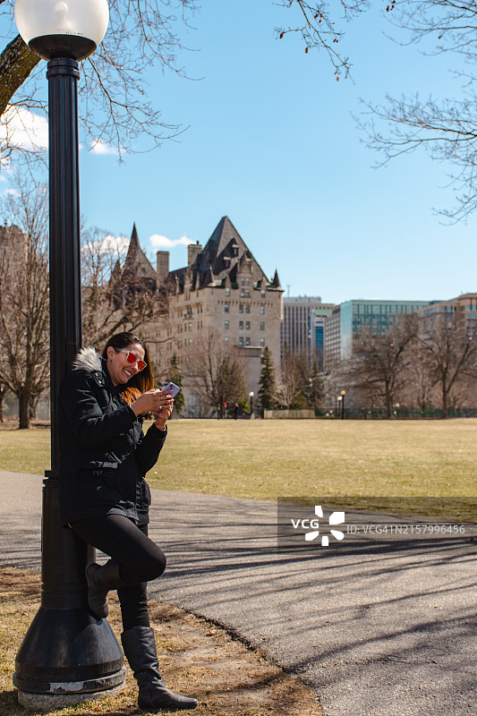 在渥太华梅杰山公园的女人图片素材