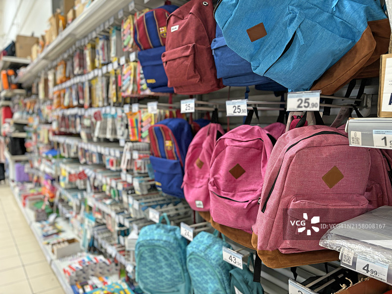 文具店里的学生书包图片素材