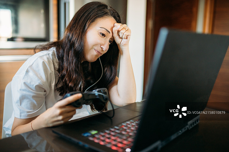 玩电子游戏输后不开心的女人图片素材