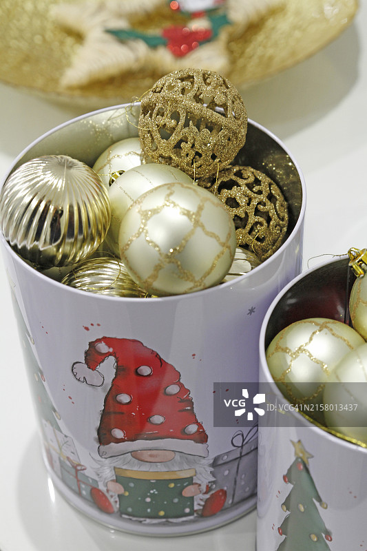 盒子里的圣诞装饰品图片素材