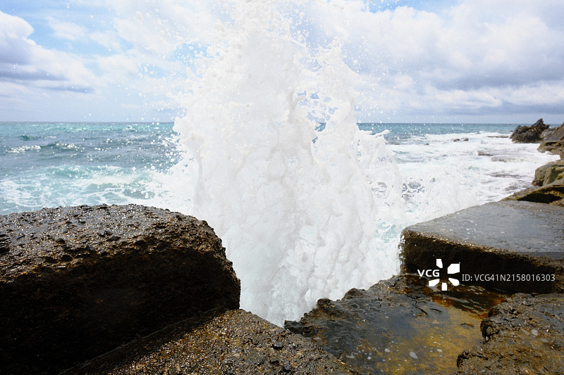 海浪拍打岩石图片素材