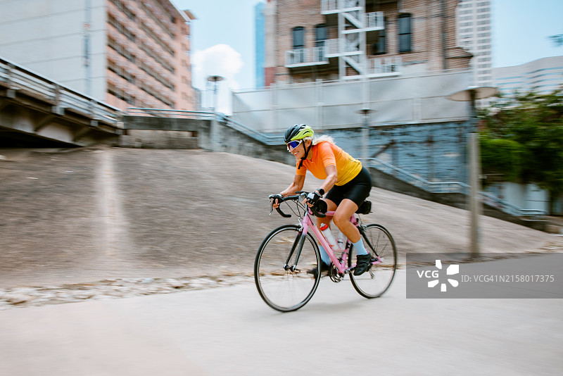 中年妇女在德克萨斯州休斯顿骑城市自行车图片素材