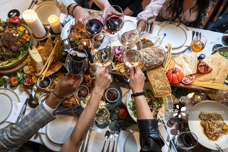 朋友在餐厅享用奢华美食图片素材