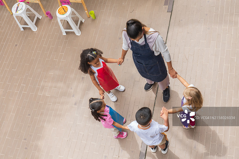 户外艺术工作室，老师和孩子们鸟瞰图图片素材