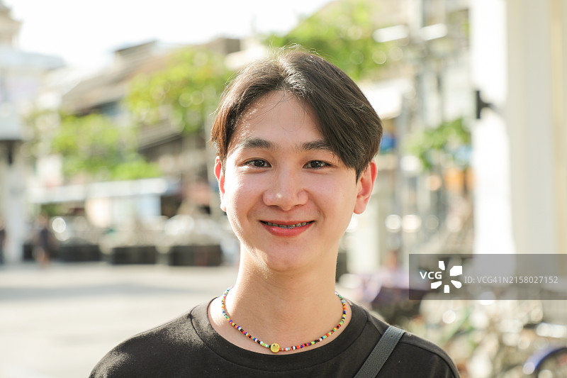 户外自信的年轻男子肖像图片素材