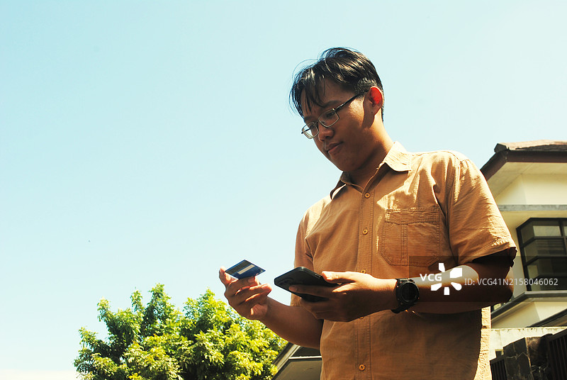 年轻男子户外支付图片素材