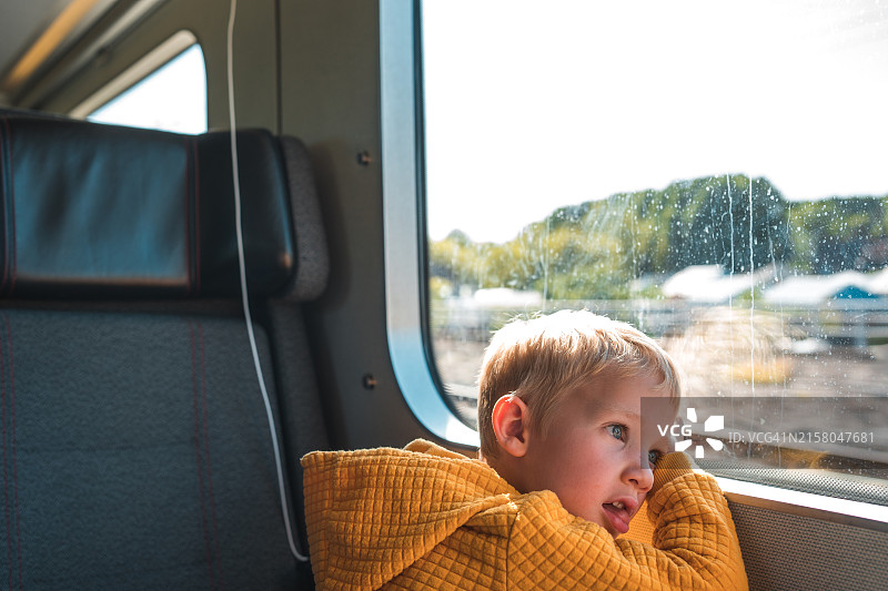 火车上的好奇学龄前儿童图片素材