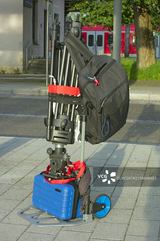 麻袋车上的专业摄影器材图片素材