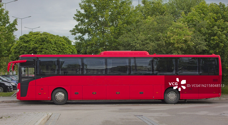 停靠在公交车站的公交车图片素材