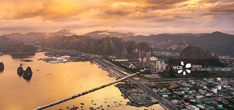 拜托龙湾渔村日出航拍，毗邻下龙湾，许多人在船上进行贸易和捕鱼活动图片素材