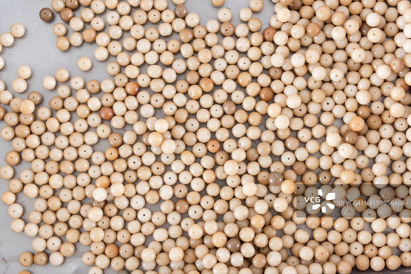 白色珠子手链特写，中国传统手工文化手链，禅图片素材