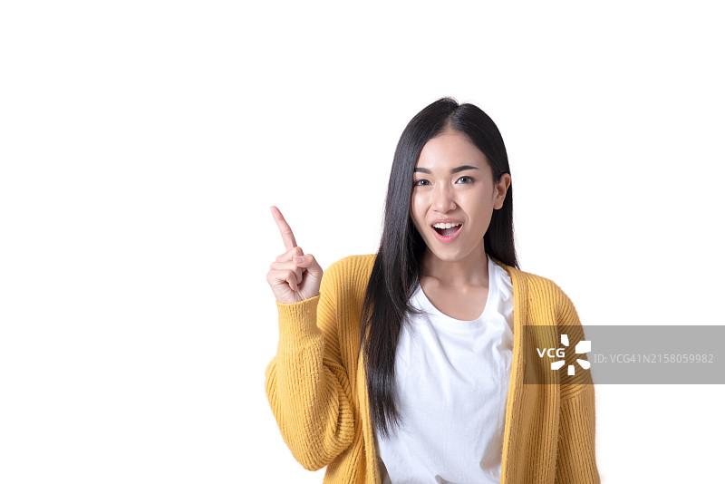 身穿黄色毛衣的女人指向天空图片素材