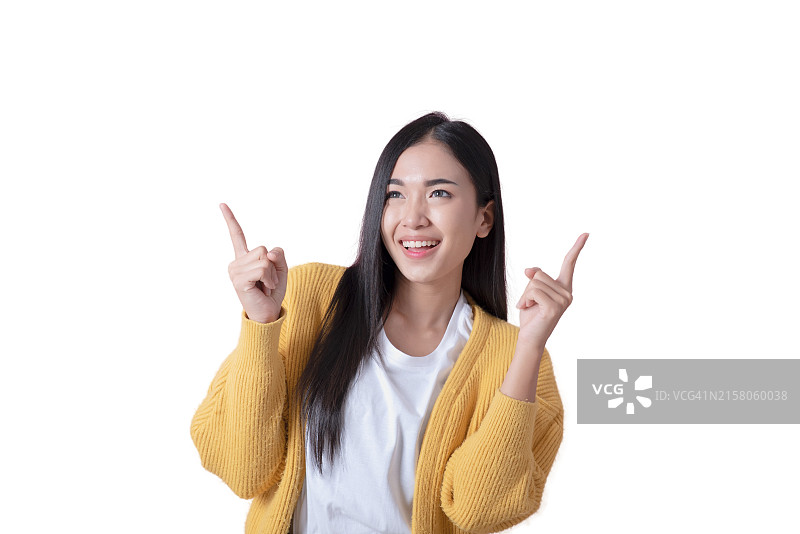身穿黄色毛衣的女人指向天空图片素材