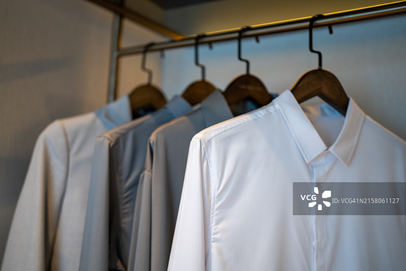 四件整齐叠放的男士衬衫图片素材