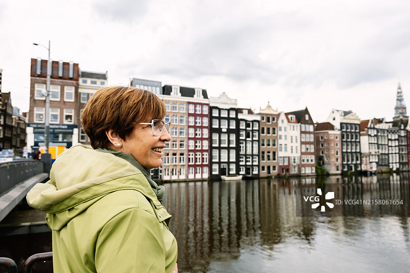 老年妇女在荷兰阿姆斯特丹度假时参观水坝大街图片素材
