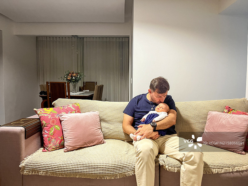父亲和两个月大的女儿的家庭照图片素材