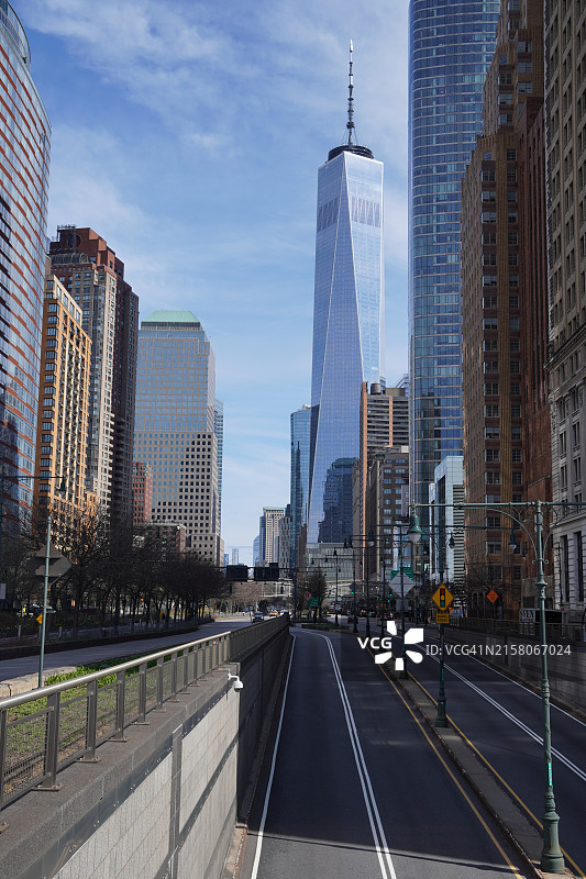 美国纽约的一个世界贸易中心和周围的摩天大楼图片素材