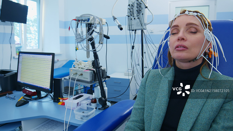 在医疗环境中接受脑电图检查的女病人图片素材