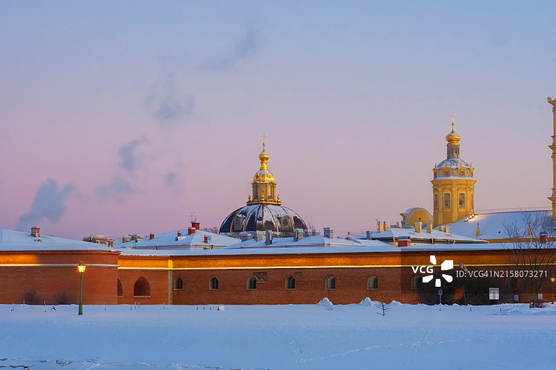 圣彼得堡彼得保罗要塞的冬季傍晚雪景与日落图片素材