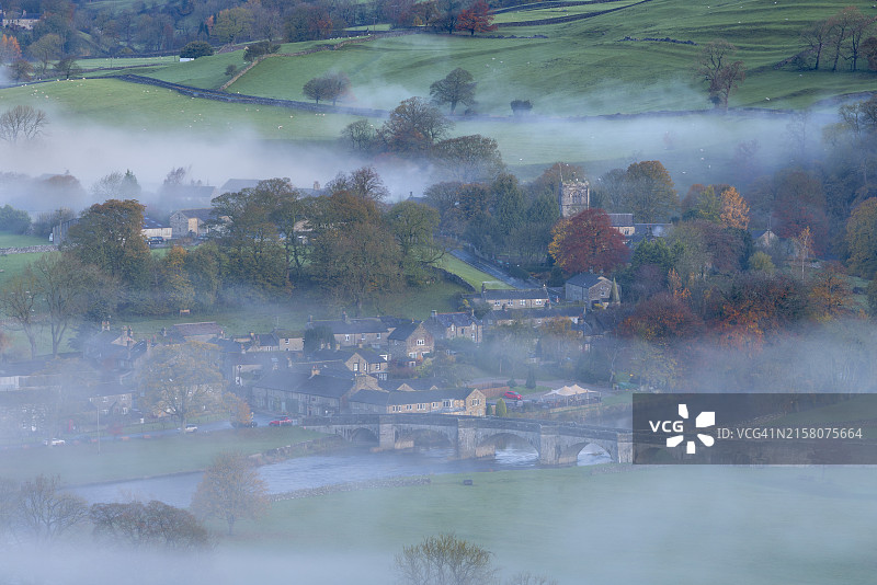 约克郡山谷沃夫代尔伯恩索尔村的秋雾图片素材