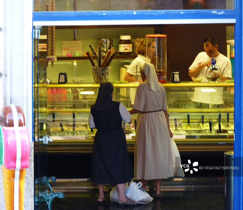 修女们购买冰淇淋图片素材