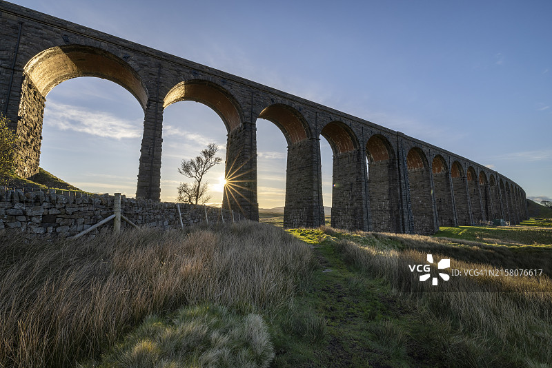 英国约克郡山谷 Ribblehead 高架桥的清晨图片素材
