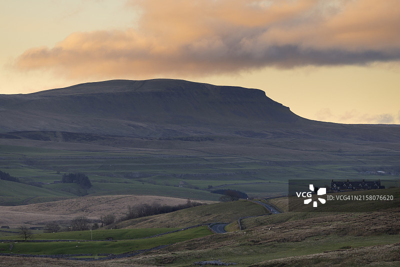 清晨眺望英国约克郡山谷Pen-y-ghent山顶图片素材
