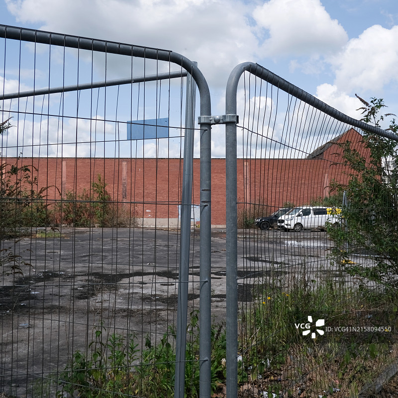 基德明斯特市中心未开发区域的围栏图片素材