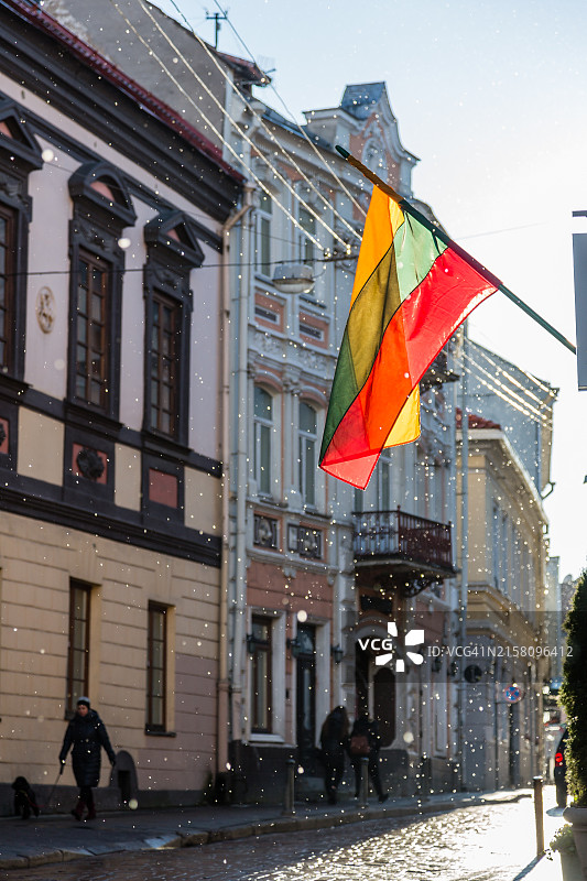 维尔纽斯老城街道上的立陶宛国旗图片素材