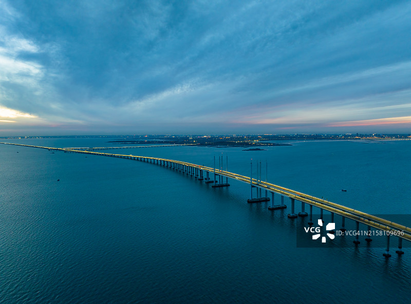 中国山东省青岛市胶州湾大桥黄昏无人机航拍图片素材