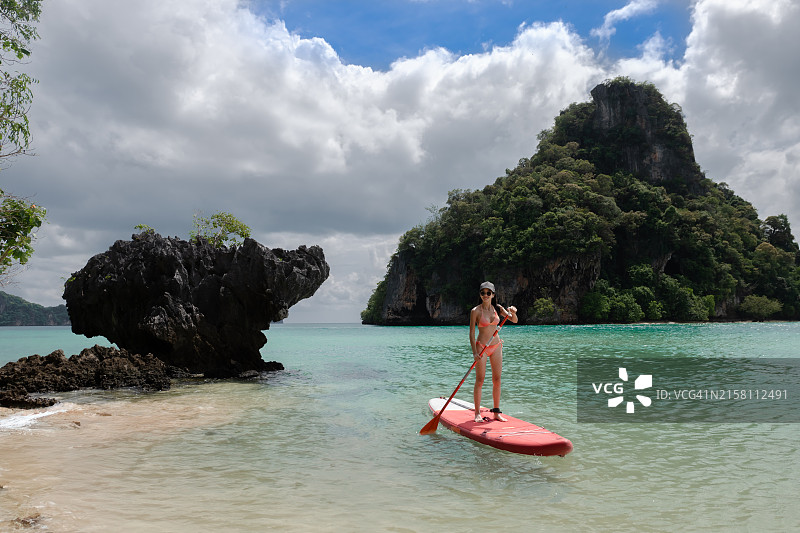 泻湖中的夏季桨板图片素材