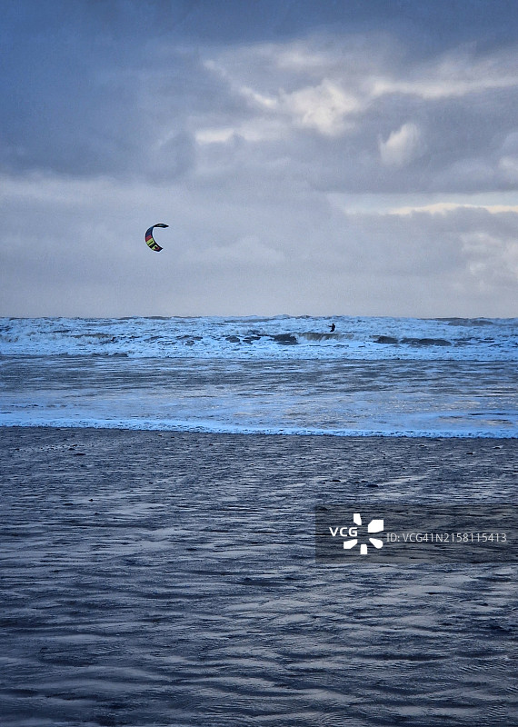 在海边玩耍图片素材