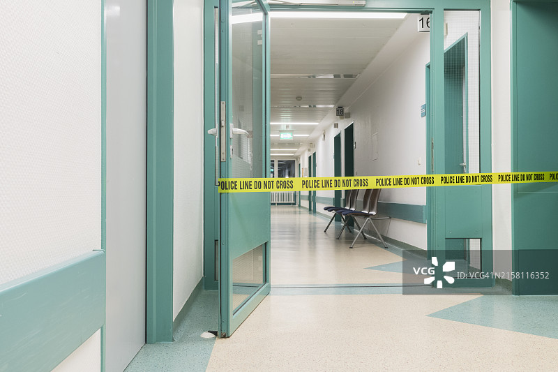 废弃的医院走廊-禁止过线图片素材