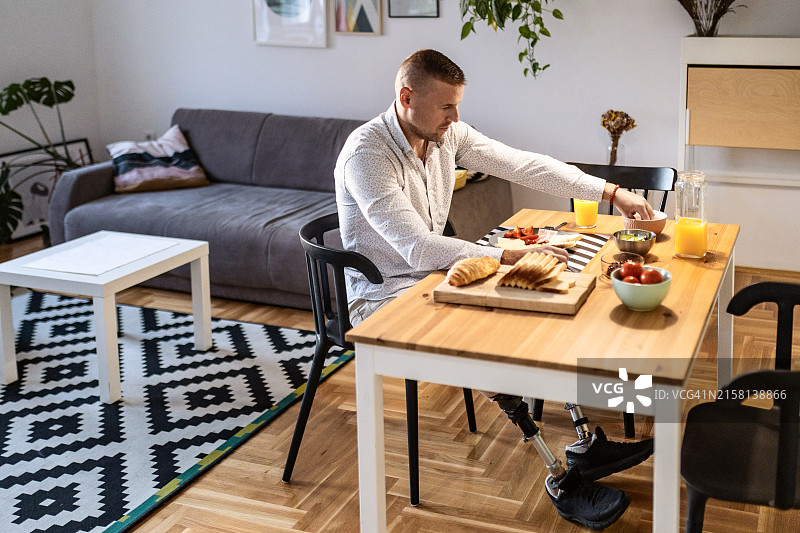 安装假肢的年轻男人图片素材