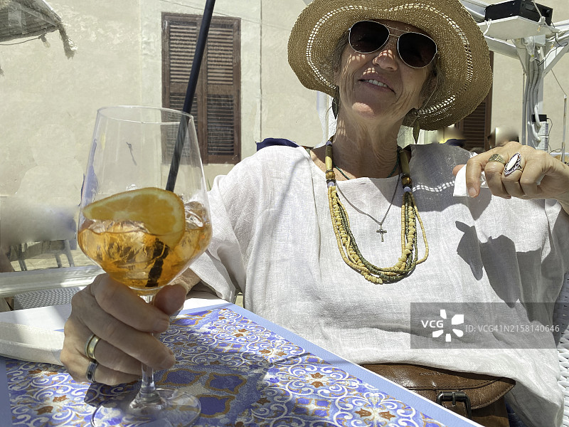 喝威尼斯司普利兹的女人图片素材