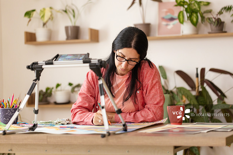 用木制铅笔描绘自然图片素材