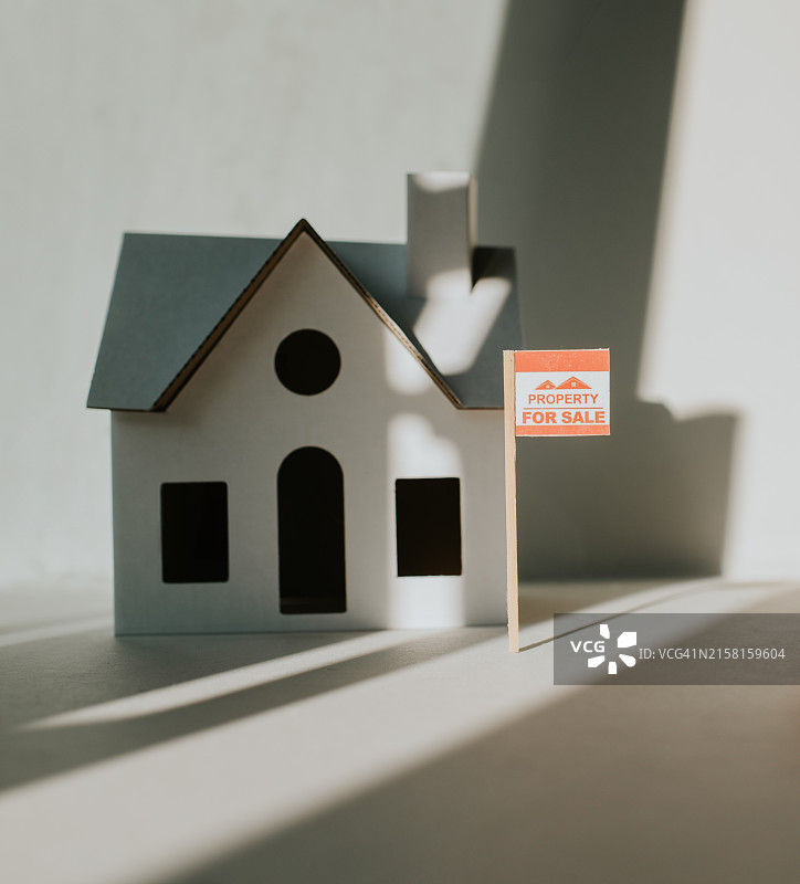 带有“出售”标志的简易纸板小屋的概念图图片素材