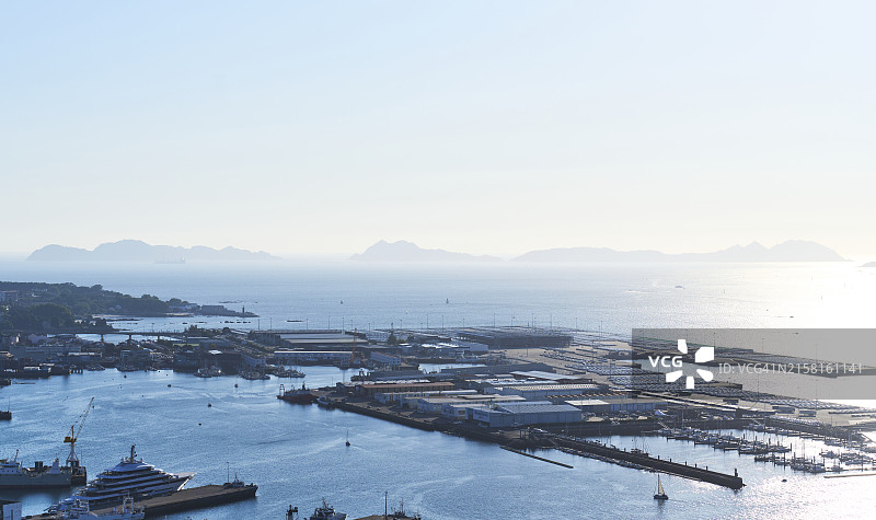 维戈海湾的正面高角度景观，远处是天鹅岛和天空图片素材