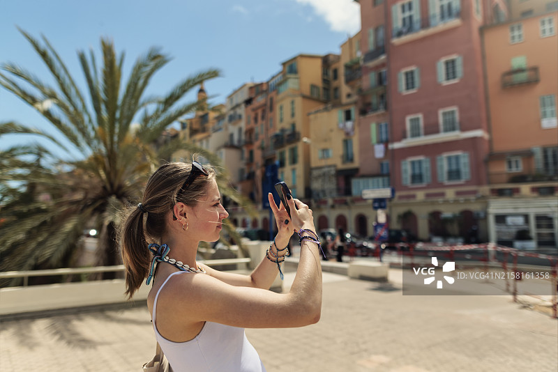 少女在法国芒通度假图片素材