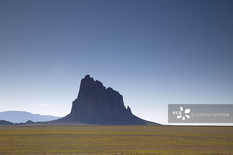 沙漠中的尖峰奇景图片素材