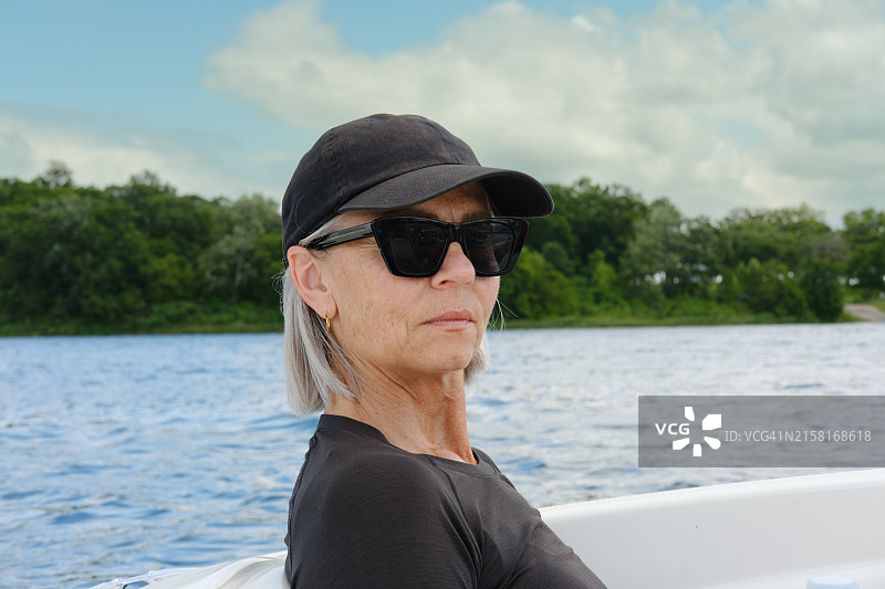 年长的女人乘船放松图片素材