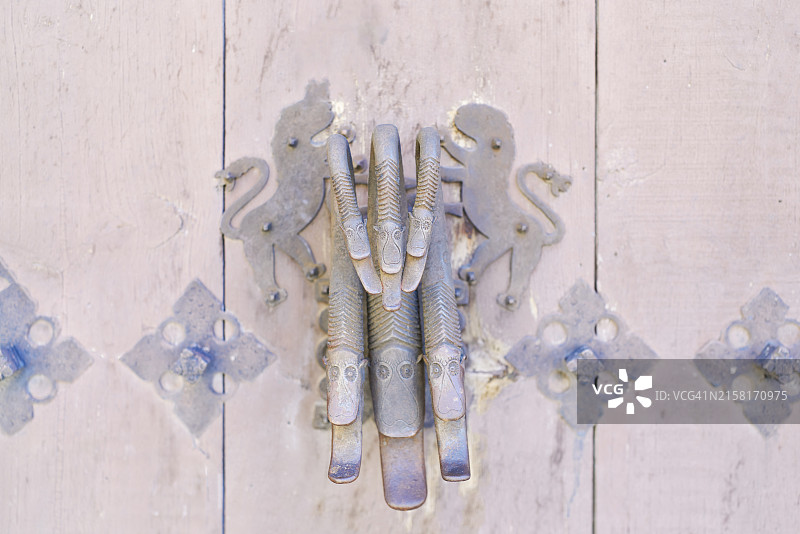 带有狮子的华丽金属门把手图片素材