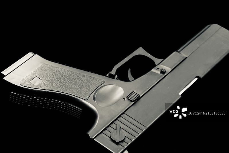 黑色背景上的武器图片素材