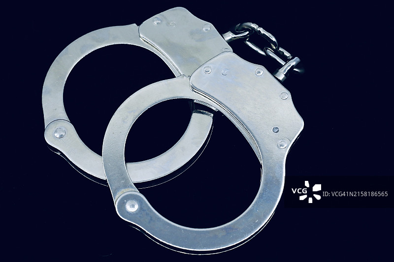 锁上手铐执法约束图片素材
