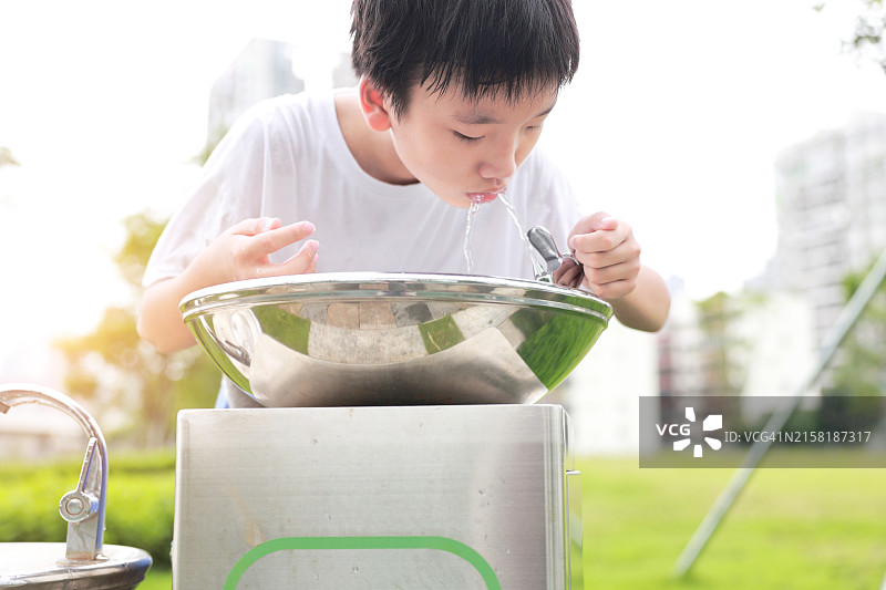小男孩喝自来水图片素材