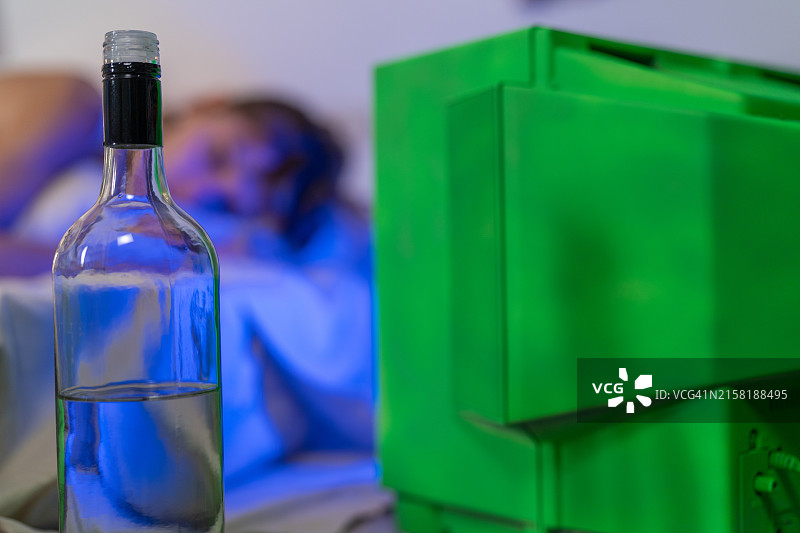 女子醉酒后在卧室看电视睡着了图片素材