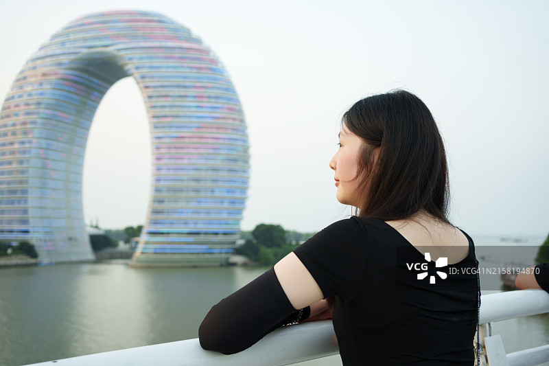亚洲女游客背影图片素材
