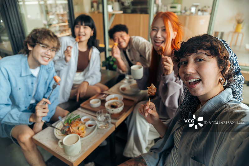 旅行者和旅社朋友一起享用早午餐时自拍图片素材