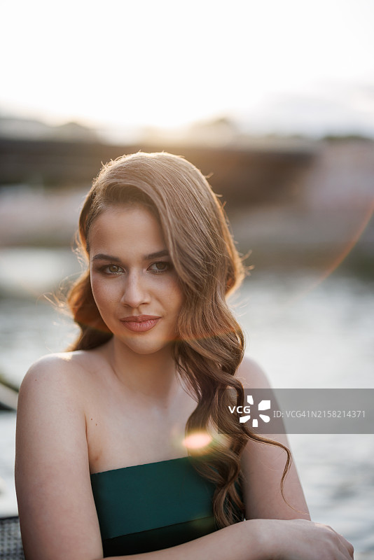 城市里的青少年女孩肖像图片素材